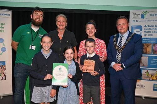 Mayor-with-Fairview-PS-collecting-their-Eco-School-of-the-year-prize.jpg Mayor-with-Fairview-PS-collecting-their-Eco-School-of-the-year-prize.jpg