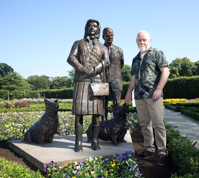 Queen-Elizabeth-II-Sculpture-(3).jpg