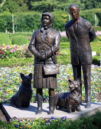 Queen-Elizabeth-II-Sculpture-(5).jpg